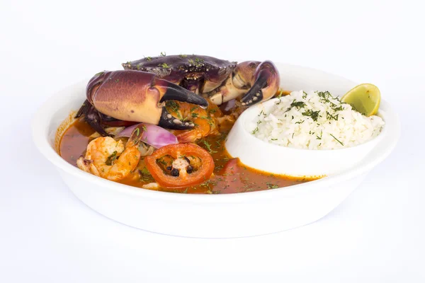 Mâncare peruviană: Supă de crab numită Parihuela. Fabricat cu alimente de mare, creveți, orez, aji . — Fotografie, imagine de stoc