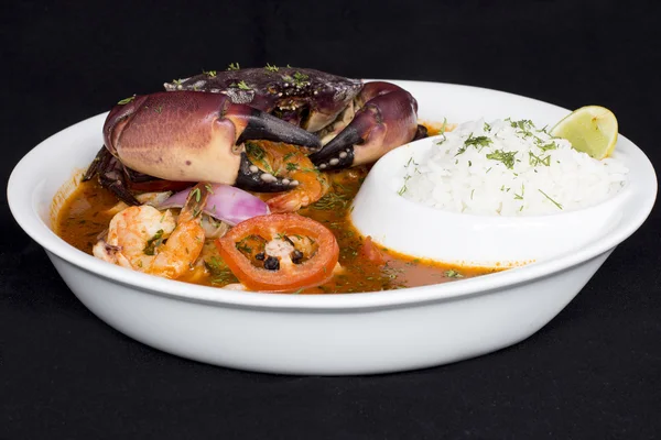 Comida Peruana: Sopa de cangrejo llamada Parihuela. Elaborado con mariscos, camarones, arroz, aji . — Foto de Stock