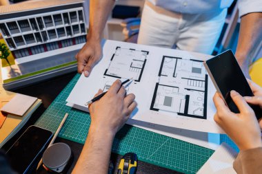 Mühendisler ve mimarlar inşaat modellerini analiz eder ve proje stratejilerini tartışır, başarılı mimari tasarım çözümleri elde etmek için teknik bilgi ve yaratıcı fikirleri birleştirirler..