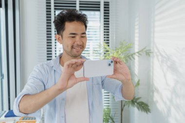 Yaratıcı bir tasarımcı UX / UI planlama üzerinde çalışır, dizüstü bilgisayar kullanırken beyaz tahtadaki çizimleri ve prototipleri analiz eder. Bu süreç tasarım düşünme, kullanıcı akışı ve dijital yeniliği gösterir.