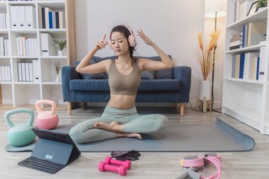 Genç bir kadın evde yoga yapıyor. Etrafı basit spor aletleriyle çevrili bir mindere incelikle uzanıyor. Sağlık, esneklik, enerji ve barışçıl zihin ve beden dengesine odaklanıyor..