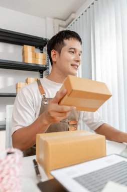 Girişimci ile ticaret kavramı ürünleri işleme, çevrimiçi mağaza faaliyetlerini gösterme, dijital perakende çözümler ve küresel küçük işletme gelişiminde yeniliğin rolü.