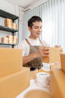 Girişimci ile ticaret kavramı ürünleri işleme, çevrimiçi mağaza faaliyetlerini gösterme, dijital perakende çözümler ve küresel küçük işletme gelişiminde yeniliğin rolü.