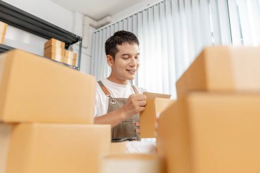 Girişimci ile ticaret kavramı ürünleri işleme, çevrimiçi mağaza faaliyetlerini gösterme, dijital perakende çözümler ve küresel küçük işletme gelişiminde yeniliğin rolü.