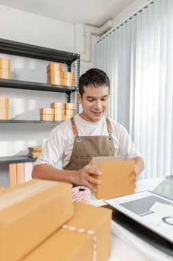 Girişimci ile ticaret kavramı ürünleri işleme, çevrimiçi mağaza faaliyetlerini gösterme, dijital perakende çözümler ve küresel küçük işletme gelişiminde yeniliğin rolü.