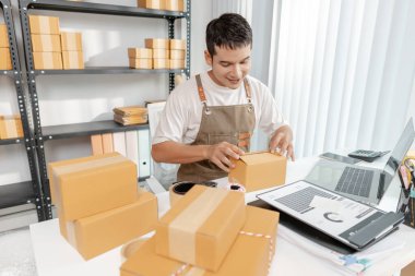 Girişimci ile ticaret kavramı ürünleri işleme, çevrimiçi mağaza faaliyetlerini gösterme, dijital perakende çözümler ve küresel küçük işletme gelişiminde yeniliğin rolü.