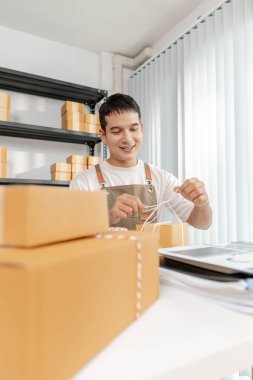 Çevrimiçi ticareti, ambalaj ürünlerini ve dijital platformların perakende başarıda önemini vurgulayan genç profesyonel yönetimle ekomünikasyon sektöründe iş kurma.