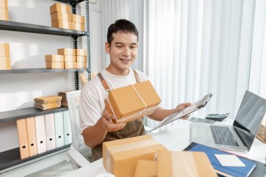 Çevrimiçi ticareti, ambalaj ürünlerini ve dijital platformların perakende başarıda önemini vurgulayan genç profesyonel yönetimle ekomünikasyon sektöründe iş kurma.