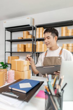 Çevrimiçi ticareti, ambalaj ürünlerini ve dijital platformların perakende başarıda önemini vurgulayan genç profesyonel yönetimle ekomünikasyon sektöründe iş kurma.