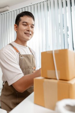 Çevrimiçi ticareti, ambalaj ürünlerini ve dijital platformların perakende başarıda önemini vurgulayan genç profesyonel yönetimle ekomünikasyon sektöründe iş kurma.