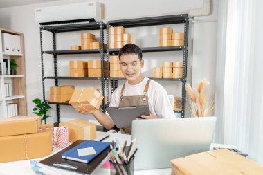 Çevrimiçi ticareti, ambalaj ürünlerini ve dijital platformların perakende başarıda önemini vurgulayan genç profesyonel yönetimle ekomünikasyon sektöründe iş kurma.