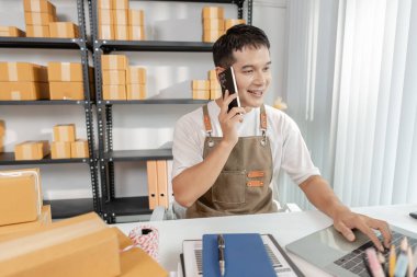 Girişimci hazırlama paketleri, ekomünikasyon operasyonlarının sergilenmesi, başlangıç büyümesi, lojistik çözümler ve perakende sektöründe dijital dönüşüm ile modern çevrimiçi satış kavramı.