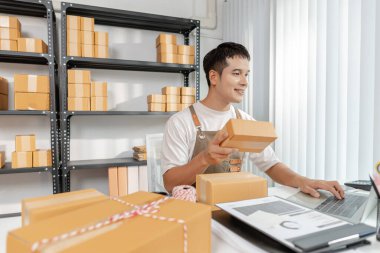 Girişimci ile ticaret kavramı ürünleri işleme, çevrimiçi mağaza faaliyetlerini gösterme, dijital perakende çözümler ve küresel küçük işletme gelişiminde yeniliğin rolü.