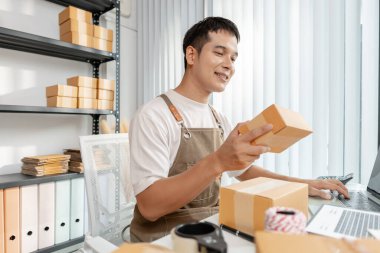 Girişimci ile ticaret kavramı ürünleri işleme, çevrimiçi mağaza faaliyetlerini gösterme, dijital perakende çözümler ve küresel küçük işletme gelişiminde yeniliğin rolü.