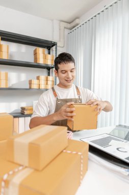 Girişimci ile ticaret kavramı ürünleri işleme, çevrimiçi mağaza faaliyetlerini gösterme, dijital perakende çözümler ve küresel küçük işletme gelişiminde yeniliğin rolü.