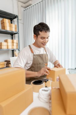 Girişimci ile ticaret kavramı ürünleri işleme, çevrimiçi mağaza faaliyetlerini gösterme, dijital perakende çözümler ve küresel küçük işletme gelişiminde yeniliğin rolü.