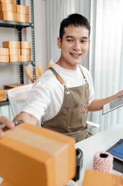 Genç işletme sahibiyle ticaret girişimi, paket ve satışların yönetimi, takım çalışması, lojistik, çevrimiçi pazar ve teknolojinin modern perakende pazarındaki rolü.