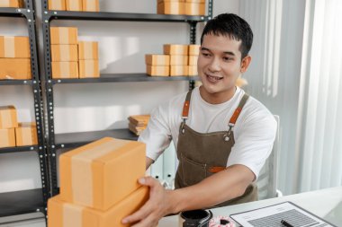 Genç işletme sahibiyle ticaret girişimi, paket ve satışların yönetimi, takım çalışması, lojistik, çevrimiçi pazar ve teknolojinin modern perakende pazarındaki rolü.