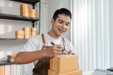 Genç işletme sahibiyle ticaret girişimi, paket ve satışların yönetimi, takım çalışması, lojistik, çevrimiçi pazar ve teknolojinin modern perakende pazarındaki rolü.