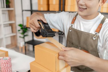 Küresel piyasa başarısı için küçük işletme girişimcileri ekommerce girişimi, çevrimiçi perakende satış, paketleme süreci, dijital dönüşüm ve yenilikçi ticari çözümler sergiliyor.