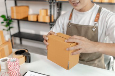 Küresel piyasa başarısı için küçük işletme girişimcileri ekommerce girişimi, çevrimiçi perakende satış, paketleme süreci, dijital dönüşüm ve yenilikçi ticari çözümler sergiliyor.