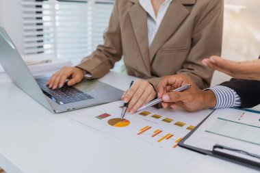 Ofiste çalışırken dizüstü bilgisayarda daktilo yazan bir iş kadını. İmaj, modern bir iş ortamında odak, profesyonellik ve üretkenliği temsil ediyor..