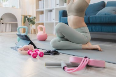 Genç bir kadın evde yoga yapıyor. Etrafı basit spor aletleriyle çevrili bir mindere incelikle uzanıyor. Sağlık, esneklik, enerji ve barışçıl zihin ve beden dengesine odaklanıyor..