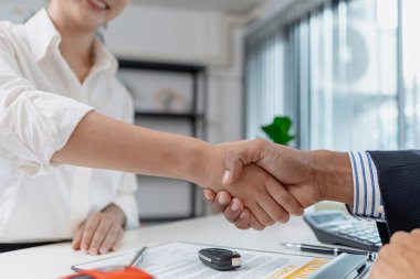 Kontrat imzalama, finansal tartışma, müşteri ve satıcı arasında el sıkışma, güven, anlaşma ve başarılı anlaşmayı sembolize eden profesyonel bir araba satış süreci.