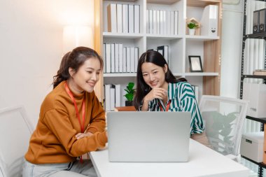 İş dünyasından profesyoneller fikirleri paylaşıyor ve dinamik bir başlangıç toplantısında birlikte çalışıyorlar, yaratıcılık, problem çözme ve sürdürülebilir büyümeye yönelik toplu çabaların altını çiziyorlar.