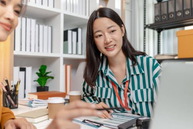 İş dünyasından profesyoneller fikirleri paylaşıyor ve dinamik bir başlangıç toplantısında birlikte çalışıyorlar, yaratıcılık, problem çözme ve sürdürülebilir büyümeye yönelik toplu çabaların altını çiziyorlar.