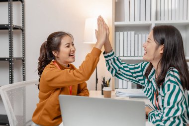 Meslektaşlar, ortak hedeflere ulaşmak, ortaklıkları güçlendirmek ve bir girişimde sürdürülebilir büyüme sağlamak için takım çalışmalarını, yaratıcılığı ve stratejik düşünmeyi vurgulayan bir iş toplantısında işbirliği yaparlar..