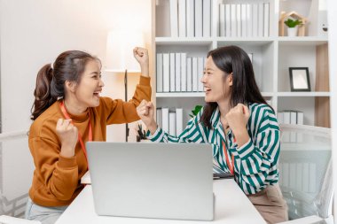 Meslektaşlar, ortak hedeflere ulaşmak, ortaklıkları güçlendirmek ve bir girişimde sürdürülebilir büyüme sağlamak için takım çalışmalarını, yaratıcılığı ve stratejik düşünmeyi vurgulayan bir iş toplantısında işbirliği yaparlar..