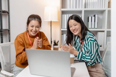 Meslektaşlar, ortak hedeflere ulaşmak, ortaklıkları güçlendirmek ve bir girişimde sürdürülebilir büyüme sağlamak için takım çalışmalarını, yaratıcılığı ve stratejik düşünmeyi vurgulayan bir iş toplantısında işbirliği yaparlar..