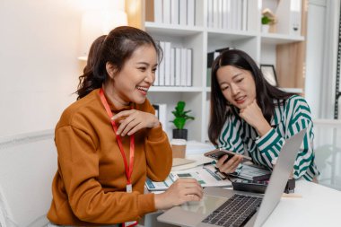 Meslektaşlar, ortak hedeflere ulaşmak, ortaklıkları güçlendirmek ve bir girişimde sürdürülebilir büyüme sağlamak için takım çalışmalarını, yaratıcılığı ve stratejik düşünmeyi vurgulayan bir iş toplantısında işbirliği yaparlar..