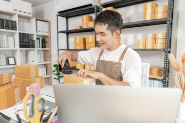 Girişimci ile ticaret kavramı ürünleri işleme, çevrimiçi mağaza faaliyetlerini gösterme, dijital perakende çözümler ve küresel küçük işletme gelişiminde yeniliğin rolü.