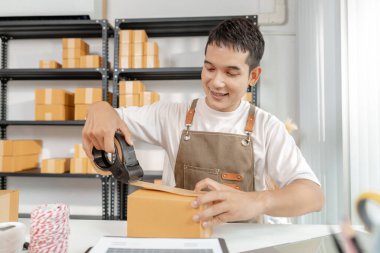 Çevrimiçi ticareti, ambalaj ürünlerini ve dijital platformların perakende başarıda önemini vurgulayan genç profesyonel yönetimle ekomünikasyon sektöründe iş kurma.