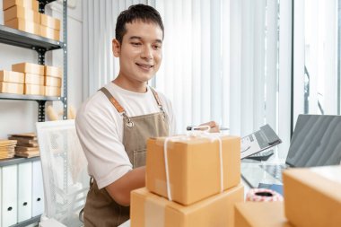 Çevrimiçi ticareti, ambalaj ürünlerini ve dijital platformların perakende başarıda önemini vurgulayan genç profesyonel yönetimle ekomünikasyon sektöründe iş kurma.