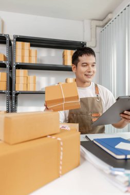 Çevrimiçi ticareti, ambalaj ürünlerini ve dijital platformların perakende başarıda önemini vurgulayan genç profesyonel yönetimle ekomünikasyon sektöründe iş kurma.