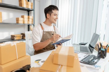 Girişimci hazırlama paketleri, ekomünikasyon operasyonlarının sergilenmesi, başlangıç büyümesi, lojistik çözümler ve perakende sektöründe dijital dönüşüm ile modern çevrimiçi satış kavramı.