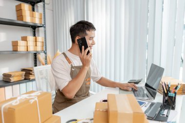 Girişimci hazırlama paketleri, ekomünikasyon operasyonlarının sergilenmesi, başlangıç büyümesi, lojistik çözümler ve perakende sektöründe dijital dönüşüm ile modern çevrimiçi satış kavramı.