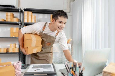 Girişimci hazırlama paketleri, ekomünikasyon operasyonlarının sergilenmesi, başlangıç büyümesi, lojistik çözümler ve perakende sektöründe dijital dönüşüm ile modern çevrimiçi satış kavramı.