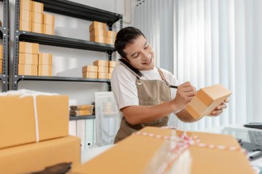 Girişimci hazırlama paketleri, ekomünikasyon operasyonlarının sergilenmesi, başlangıç büyümesi, lojistik çözümler ve perakende sektöründe dijital dönüşüm ile modern çevrimiçi satış kavramı.