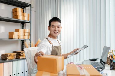 Genç işletme sahibiyle ticaret girişimi, paket ve satışların yönetimi, takım çalışması, lojistik, çevrimiçi pazar ve teknolojinin modern perakende pazarındaki rolü.