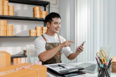 Genç işletme sahibiyle ticaret girişimi, paket ve satışların yönetimi, takım çalışması, lojistik, çevrimiçi pazar ve teknolojinin modern perakende pazarındaki rolü.