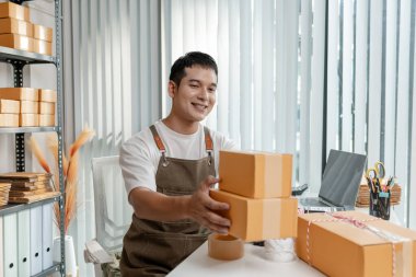 Genç işletme sahibiyle ticaret girişimi, paket ve satışların yönetimi, takım çalışması, lojistik, çevrimiçi pazar ve teknolojinin modern perakende pazarındaki rolü.