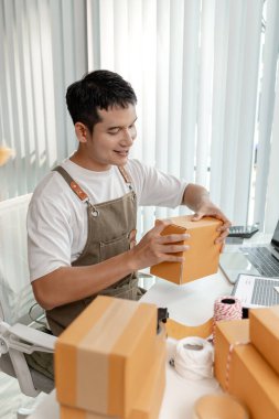 Küresel piyasa başarısı için küçük işletme girişimcileri ekommerce girişimi, çevrimiçi perakende satış, paketleme süreci, dijital dönüşüm ve yenilikçi ticari çözümler sergiliyor.