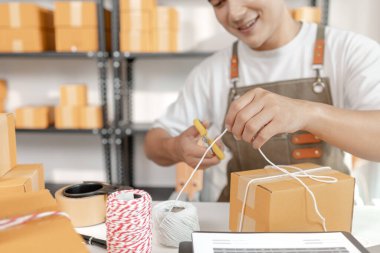 Küresel ticaretteki küçük işletme büyümesini güçlendirmek için ambalaj, lojistik ve dijital perakende stratejilerini birleştirerek modern çevrimiçi iş modelini gösteren bir ticaret girişimidir..