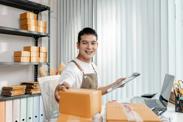 Genç işletme sahibiyle ticaret girişimi, paket ve satışların yönetimi, takım çalışması, lojistik, çevrimiçi pazar ve teknolojinin modern perakende pazarındaki rolü.