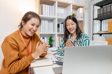 Girişim toplantısında birlikte çalışan meslektaşlar, yenilikçiliği, ilerlemeyi ve uzun vadeli iş büyümesini teşvik eden yaratıcı çözümlere ve girişimci stratejilere odaklanırlar..