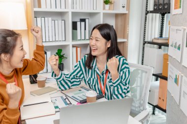 Meslektaşlar, ortak hedeflere ulaşmak, ortaklıkları güçlendirmek ve bir girişimde sürdürülebilir büyüme sağlamak için takım çalışmalarını, yaratıcılığı ve stratejik düşünmeyi vurgulayan bir iş toplantısında işbirliği yaparlar..